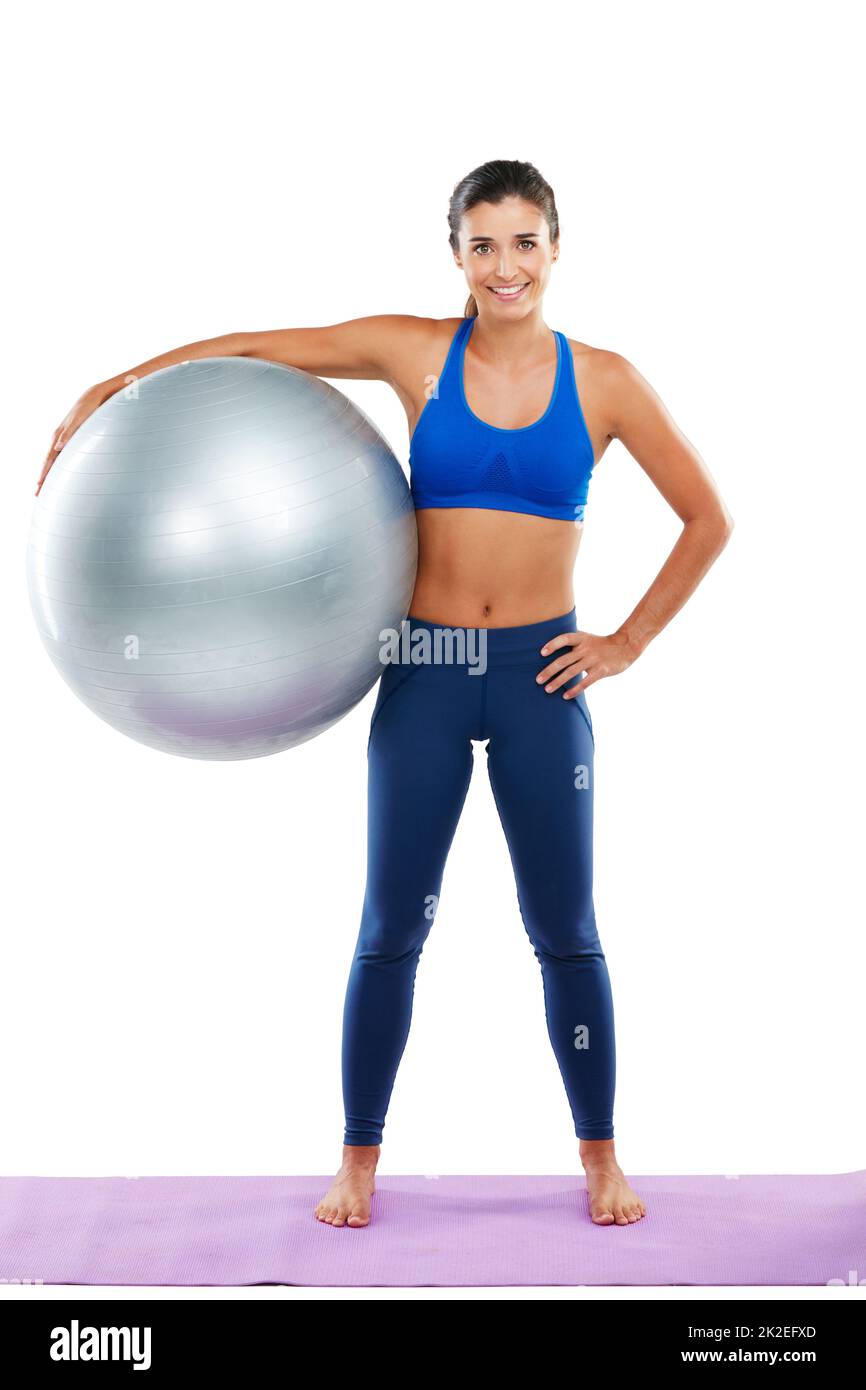 Es ist der beste Weg zu trainieren. Porträt einer sportlichen jungen Frau, die einen Übungsball vor weißem Hintergrund hält. Stockfoto