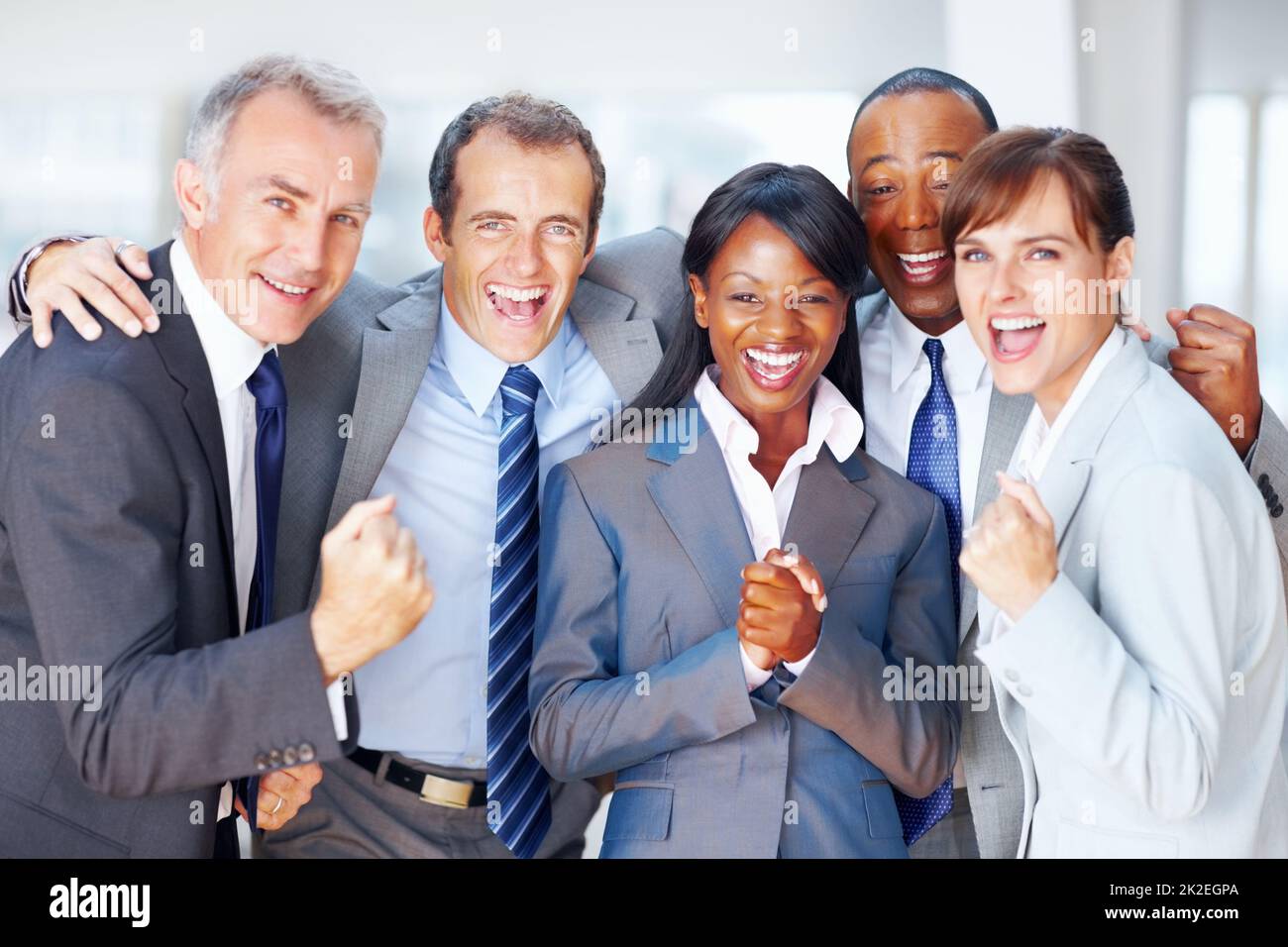 Multiethnische Geschäftsleute feiern Erfolg. Porträt von multiethnischen Geschäftsleuten, die Erfolg feiern. Stockfoto