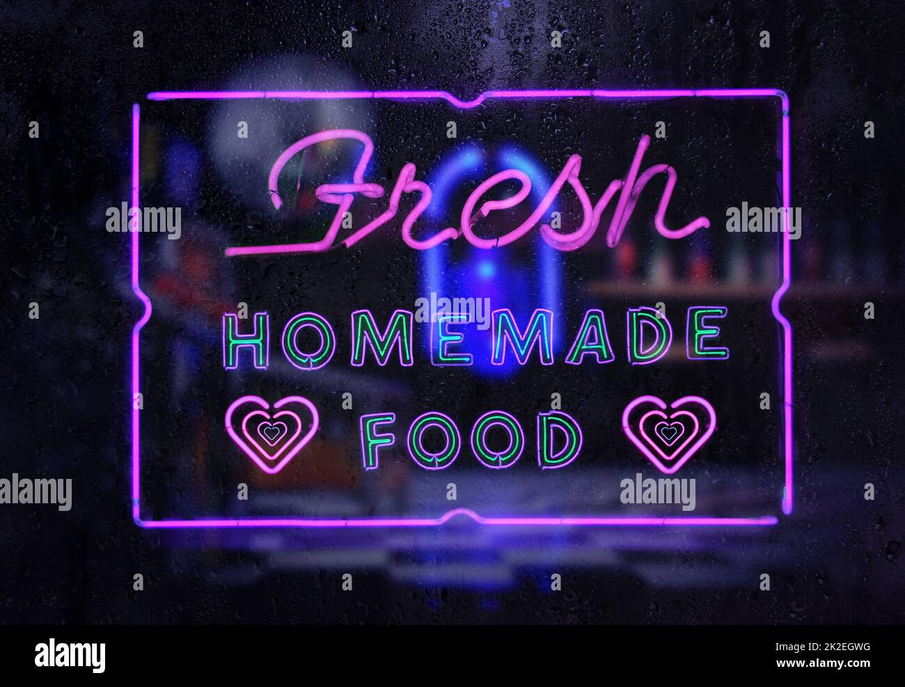 „Fresh hausgemachte Food Neon“-Schild im Rainy Window Stockfoto