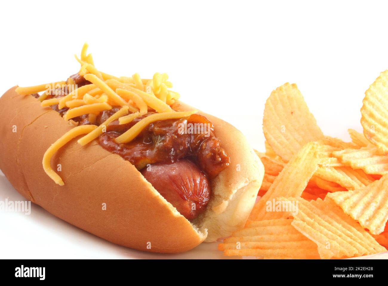 Hot Dog mit Chili und Käse mit Chips isoliert auf Weiß Stockfoto