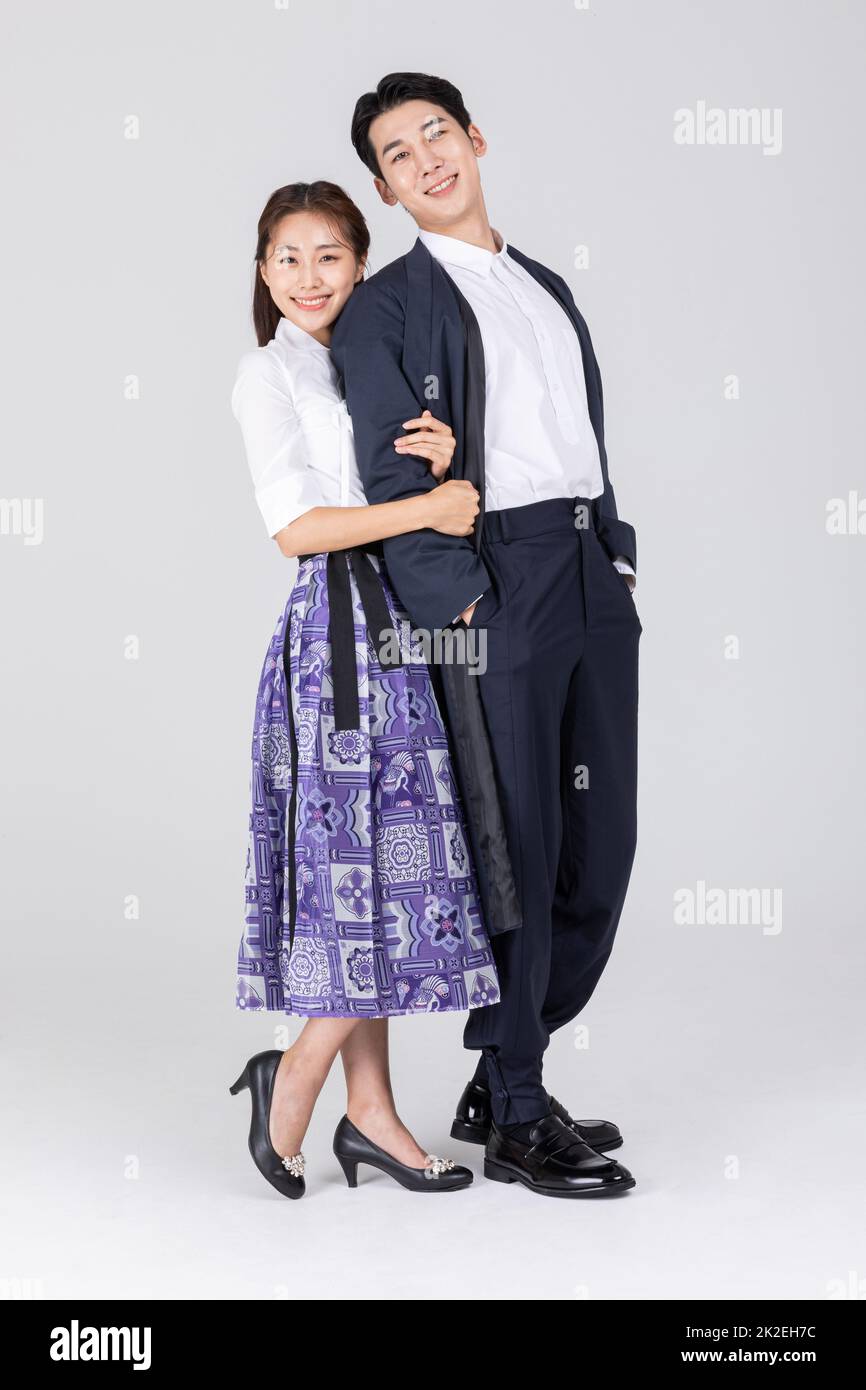 Koreanisches junges Paar, Mann und Frau tragen moderne Hanbok Faltarme Stockfoto