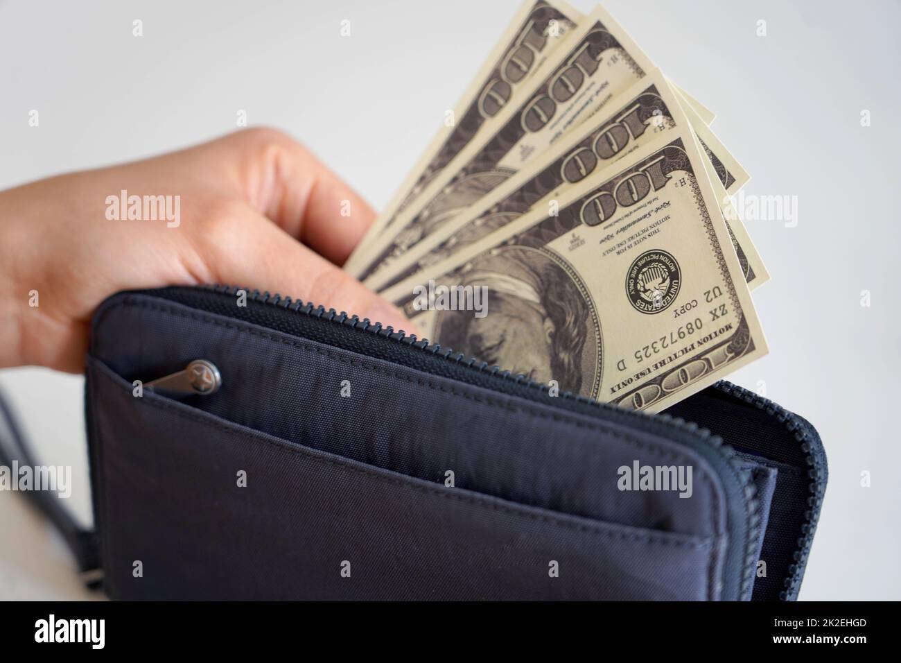 Die Preise steigen. Handabheben von Dollars von der Brieftasche. Rezession. Finanzkrise. Stockfoto