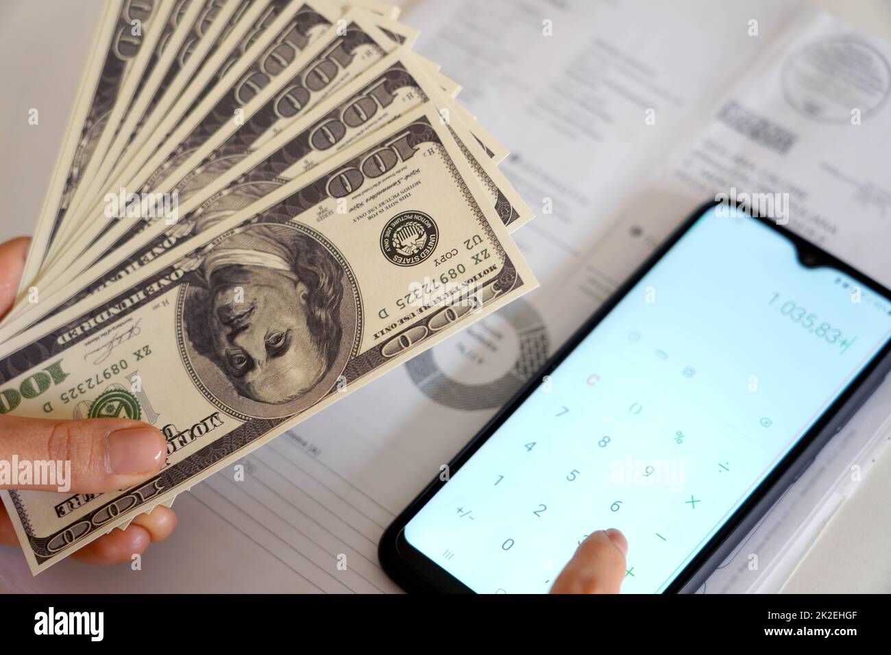 Anstieg der Preise für Energiekosten während der Finanzkrise. Frau Zählen Kosten Strom Rechnung oder Gas Rechnung auf Rechner. Stockfoto Anstieg der Preise für Energiekosten während der Finanzkrise. Frau Zählen Kosten Strom Rechnung oder Gas Rechnung auf Rechner. Stockfoto