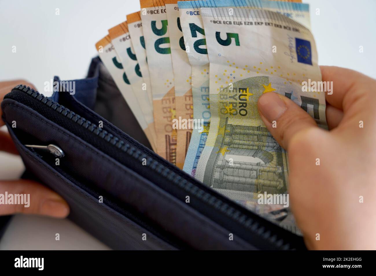 Steigende Preise. Hand nehmen Euro-Banknoten aus der Brieftasche. Rezession. Finanzkrise. Stockfoto