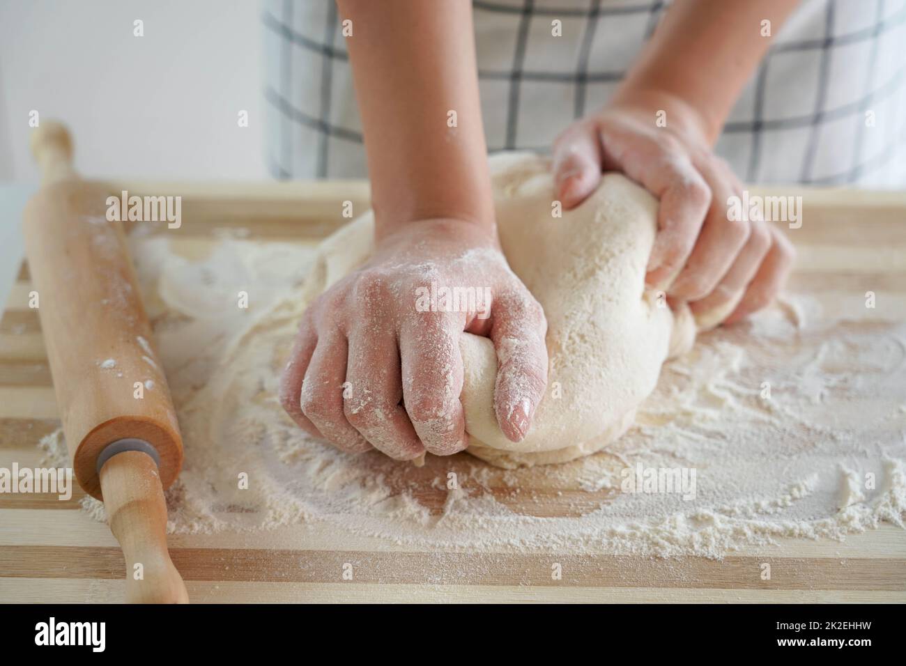 Hausgemachte Brotzubereitung mit steigenden Preisen von Brot auf dem Markt. Wirtschaftskrise. Bäcker kocht Brot. Stockfoto