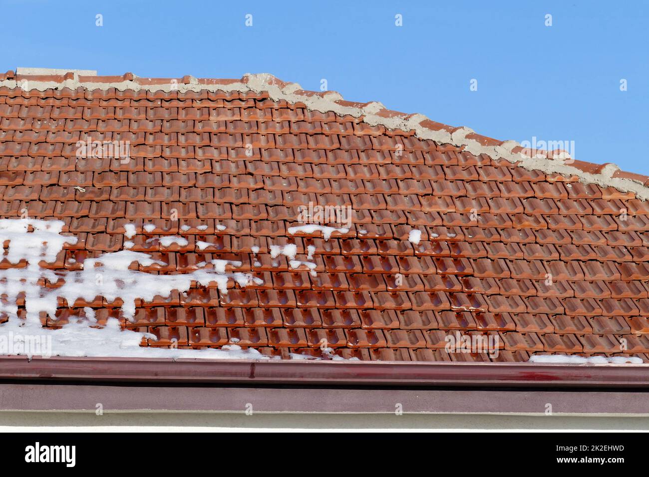 Schneeschmelze auf Dachziegeln, Frühling und Schneeschmelze Stockfoto