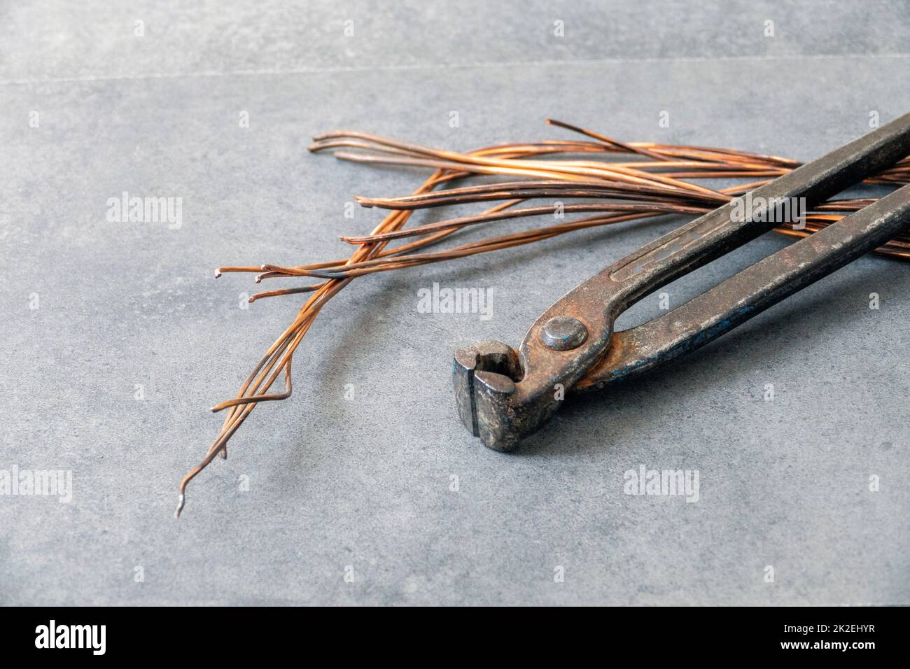 Kupferdraht in Elektroleitungen - ein Elektriker hat Kupferdraht in seinen Händen - viele dicke Kupferdraht Stockfoto