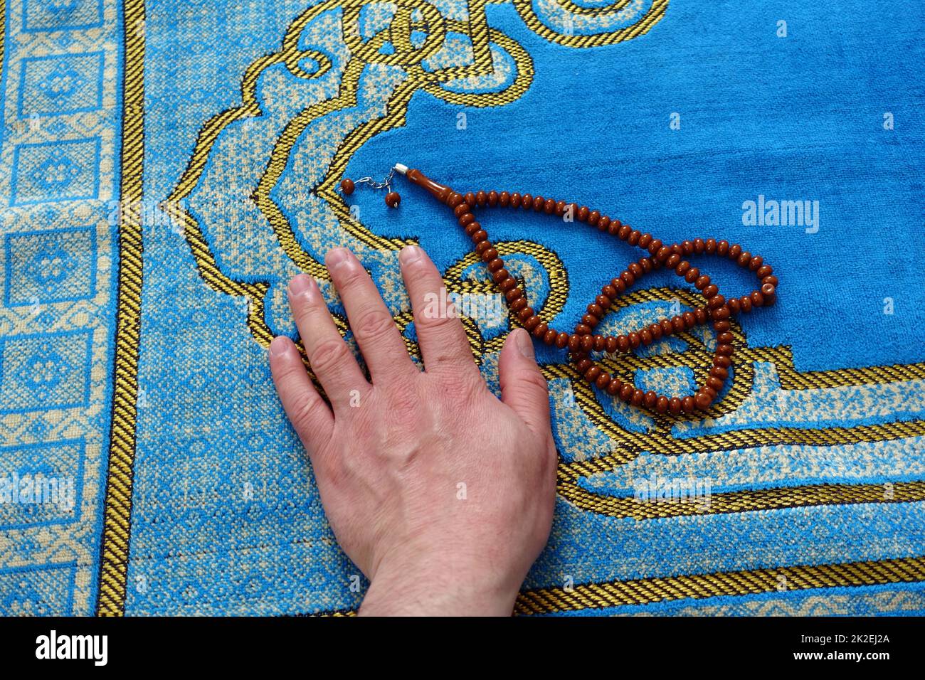 Ramadan-Monat und Gebetsvorleger im Islam, Gebetsvorleger und Rosenkranz zum Beten im Ramadan Stockfoto