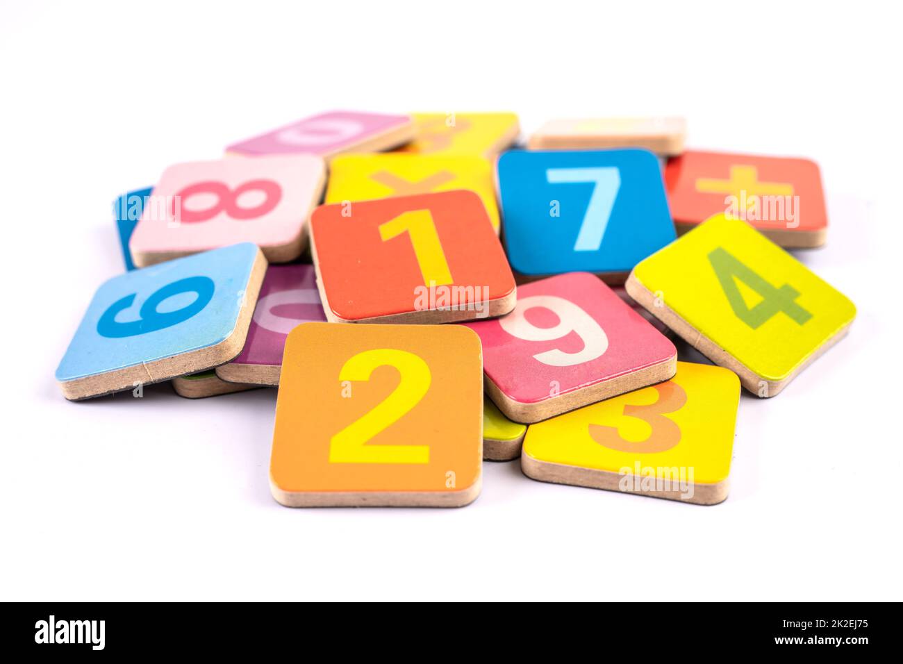 Mathe Zahl bunt auf weißem Hintergrund, Bildung studieren Mathematik Lernen Lehrkonzept. Stockfoto