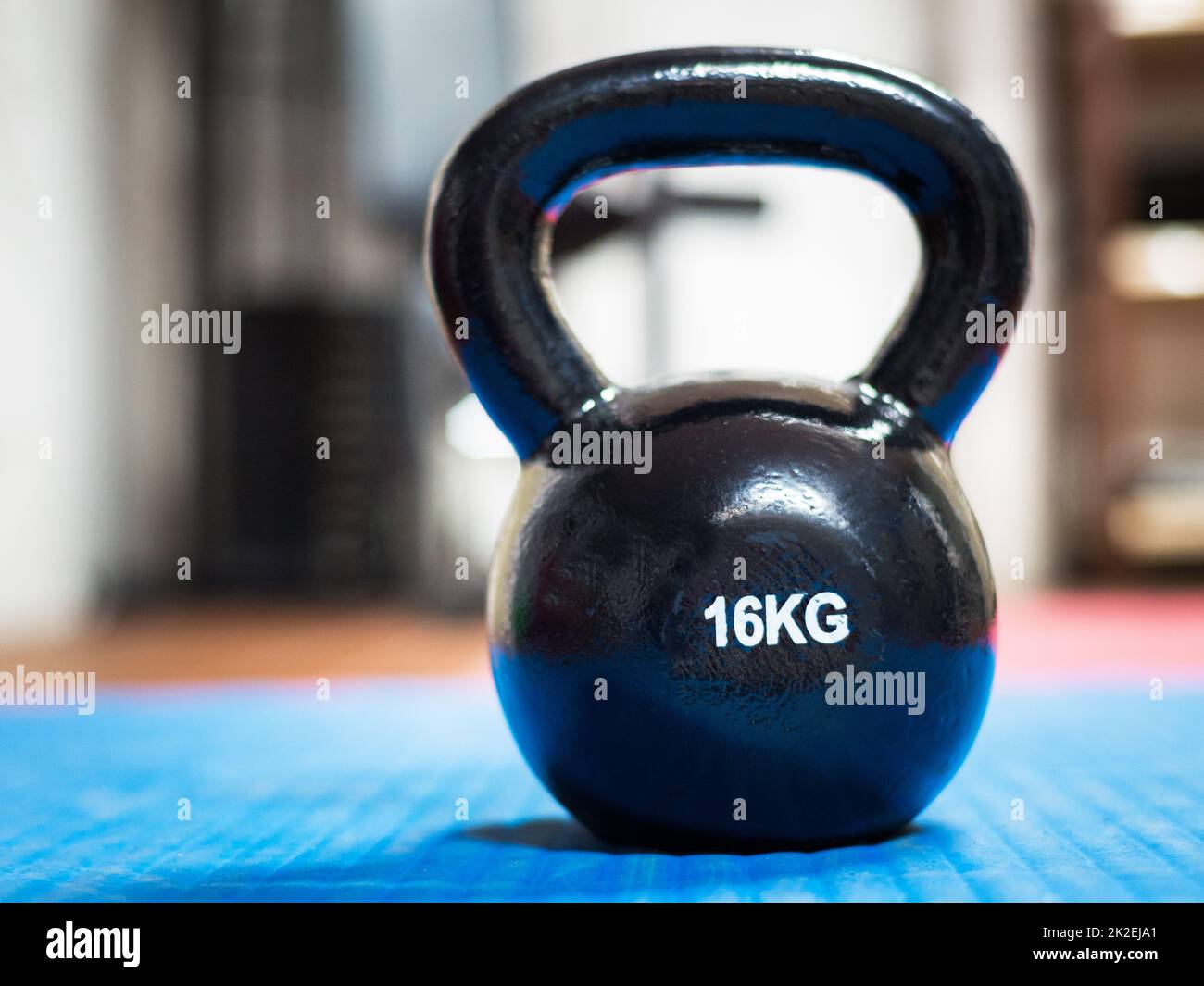 16 kg Kettlebell im Fitnessstudio. Gewichtshebekonzept. Stockfoto