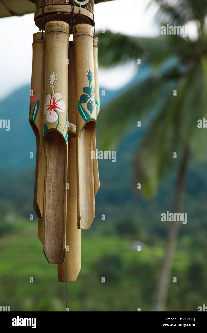 Nahaufnahme des hölzernen Windspiels draußen Stockfoto