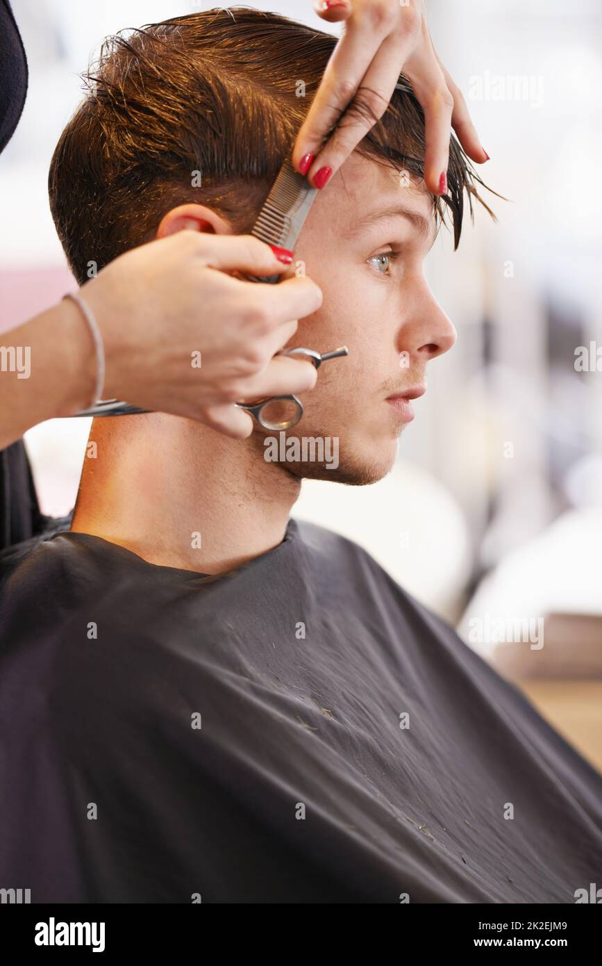 Stilvolles Design. Ausschnitt eines jungen Mannes, der von einem Stylist die Haare schneiden ließ. Stockfoto