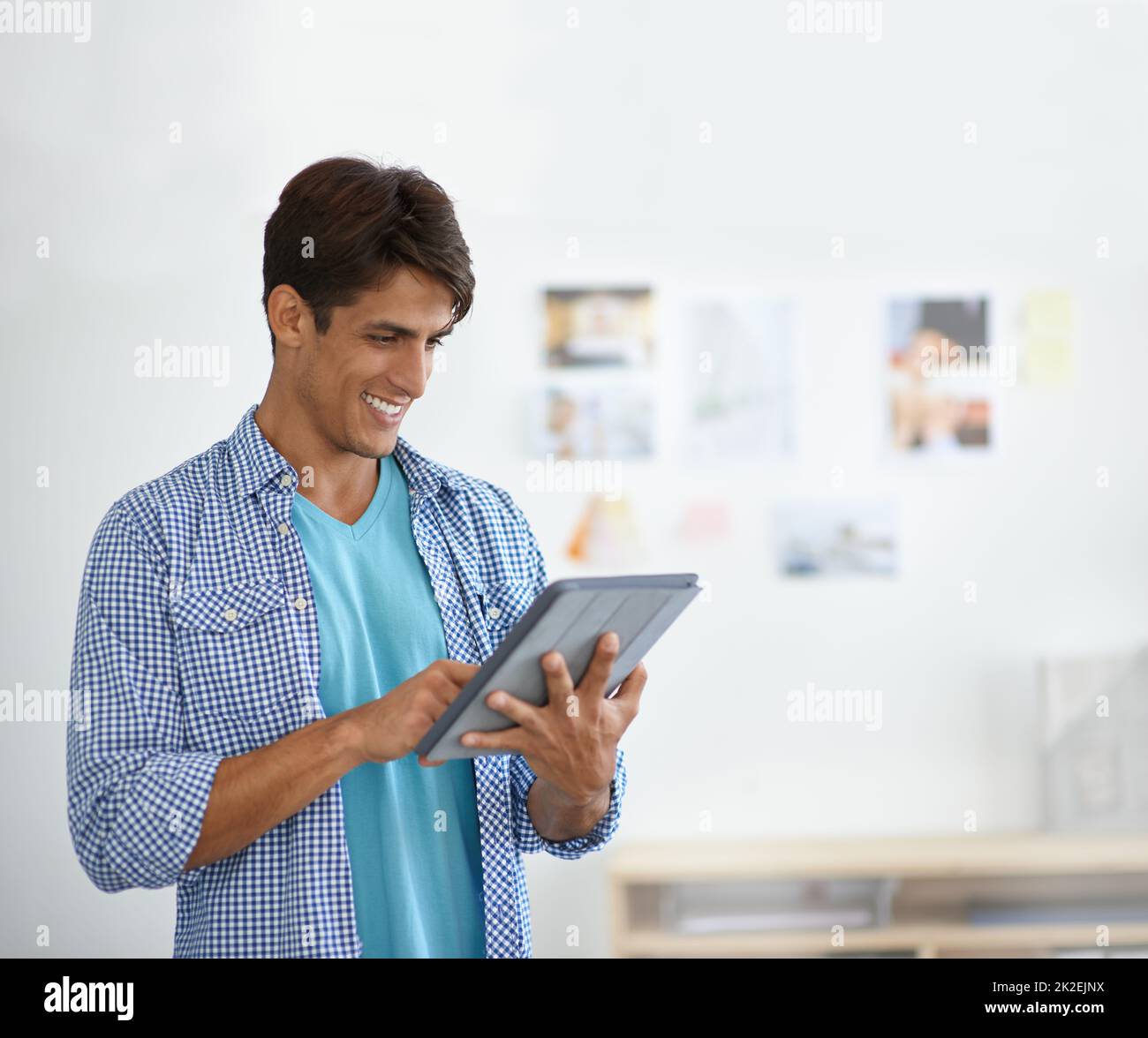 Das digitale Zeitalter. Ein ethnischer Geschäftsmann arbeitet an seinem digitalen Tablet - Copyspace. Stockfoto