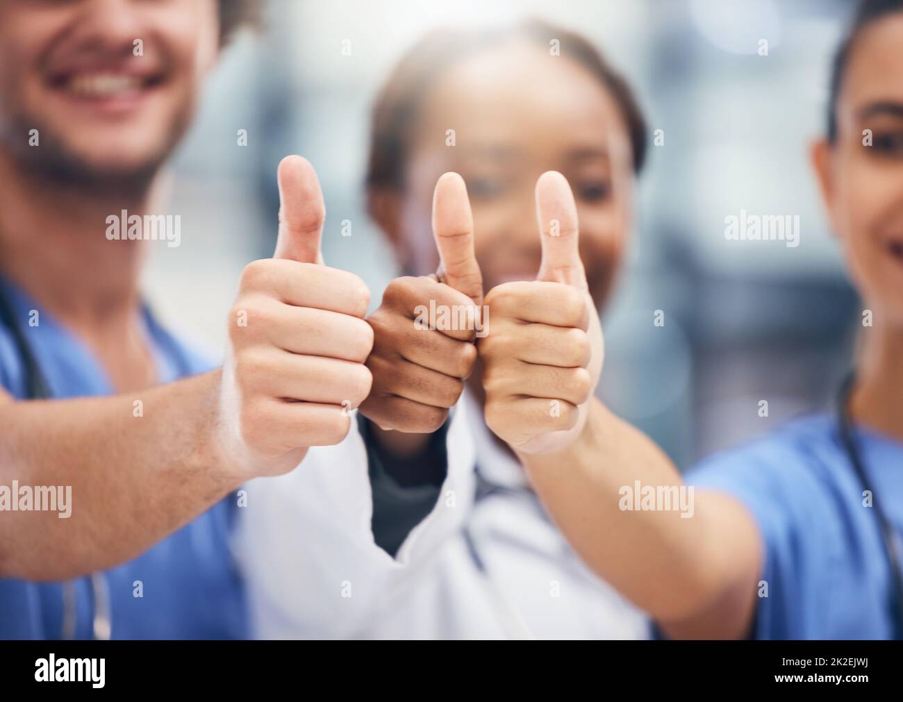 Ärzte, Krankenschwestern oder Daumen nach oben Hände in Erfolg, Teamarbeit Zusammenarbeit oder Vertrauen mit medizinischen Sieger Ziel. Zoom auf danke, Motivation und Stimme Emoji Stockfoto