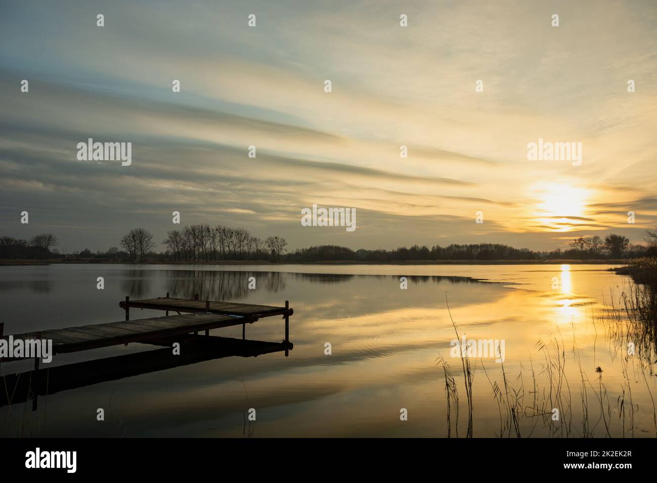 Sonnenuntergang mit kühlen Wolken über dem See Stockfoto