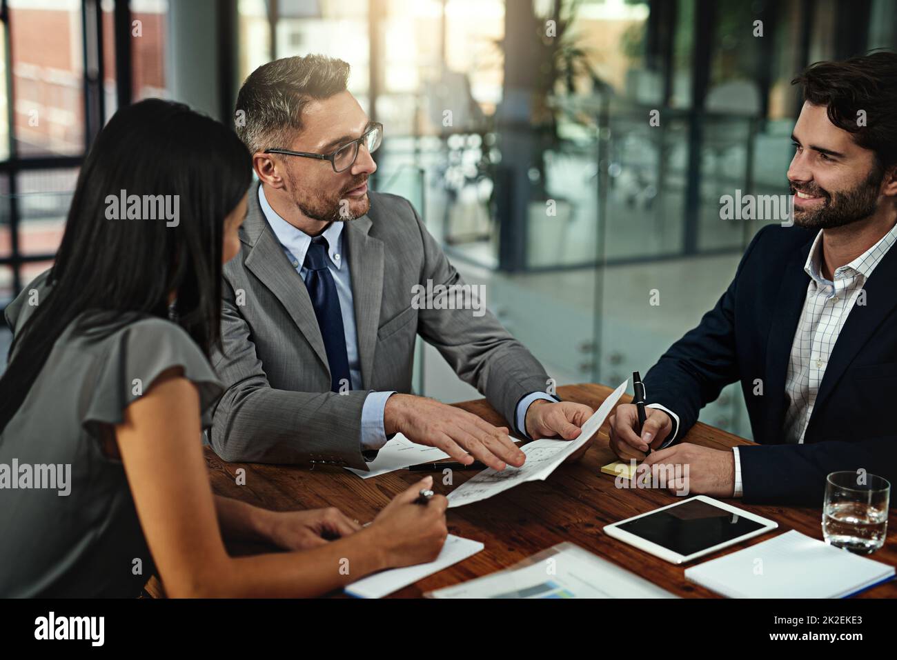 Haben Sie das alles selbst gemacht? Aufnahme einer Gruppe von Geschäftsleuten, die sich im Sitzungssaal treffen. Stockfoto