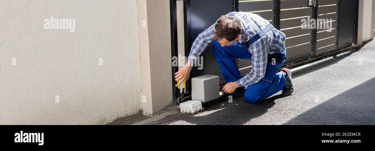 Reparaturwerkstatt Repariert Defekte Automatische Tür Stockfoto