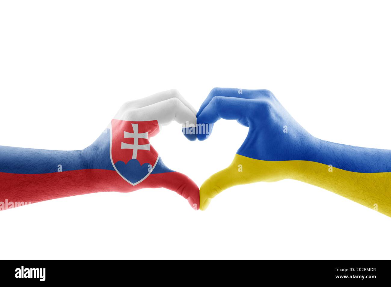 Zwei Hände in Herzform mit slowakischer und ukrainischer Flagge isoliert auf weißem Hintergrund Stockfoto