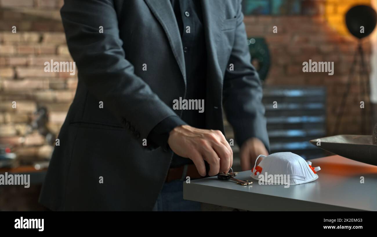 Mann verlässt zu Hause und bekommt Virenschutzmaske Stockfoto