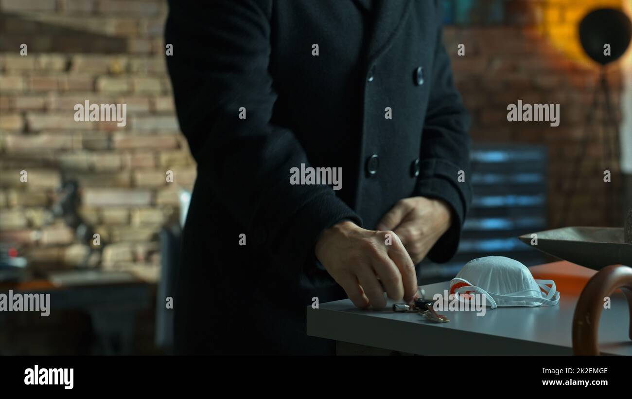 Mann verlässt zu Hause und bekommt Virenschutzmaske Stockfoto