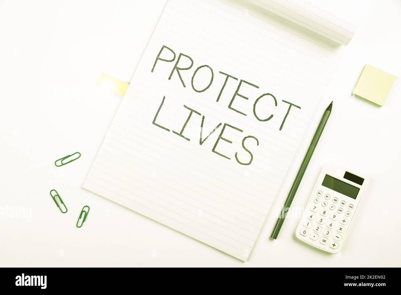 Schild mit dem Schild "Leben schützen". Geschäftsansatz zur Abdeckung oder Abschirmung vor Verletzungen, Schäden oder Zerstörung Multiple Assorted Collection Office Schreibwaren Foto über dem Tisch Stockfoto