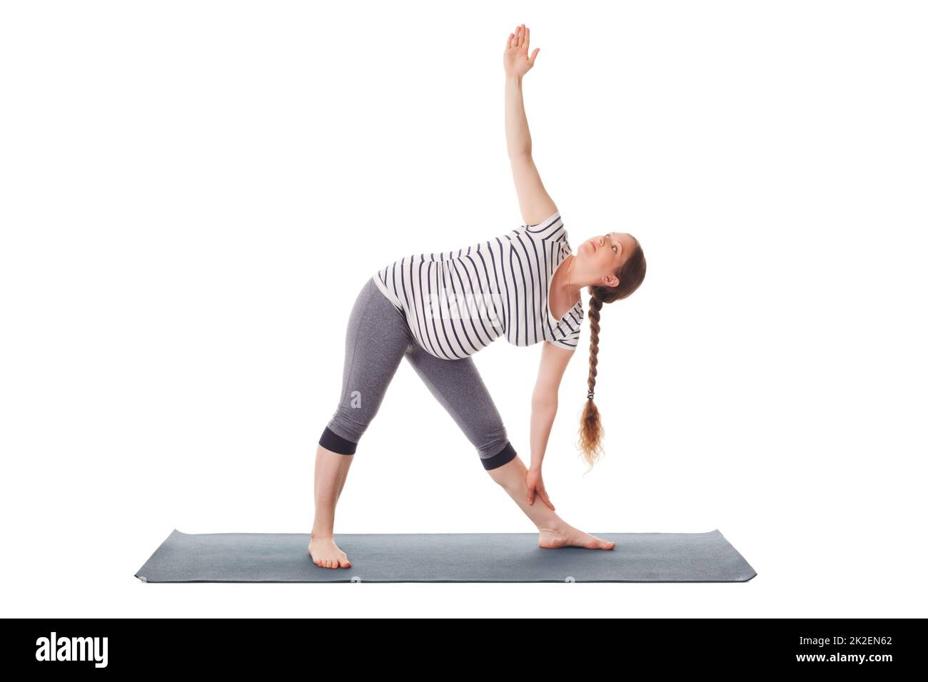 Schwangere Frau tun Yoga Asana Utthita trikonasana Stockfoto