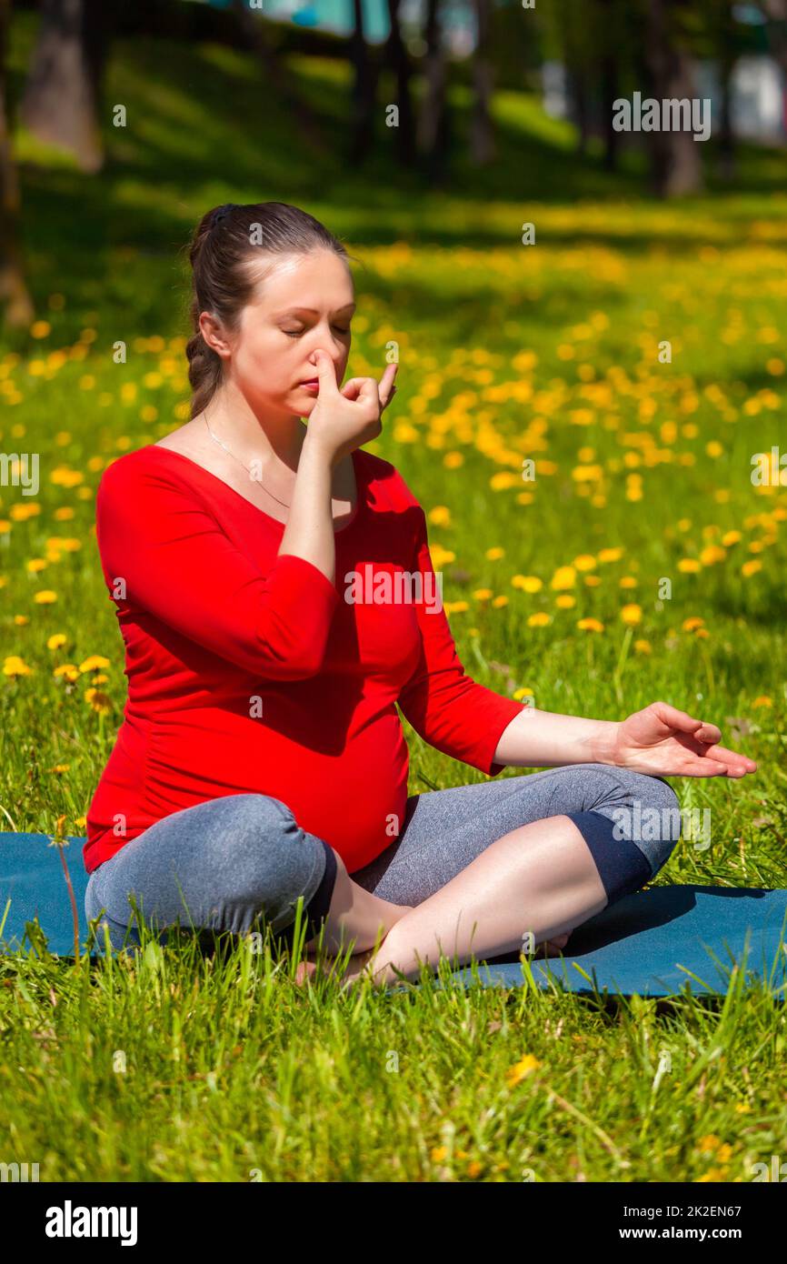 Schwanger Frau tut Pranayama Atem Übung im Freien Stockfoto
