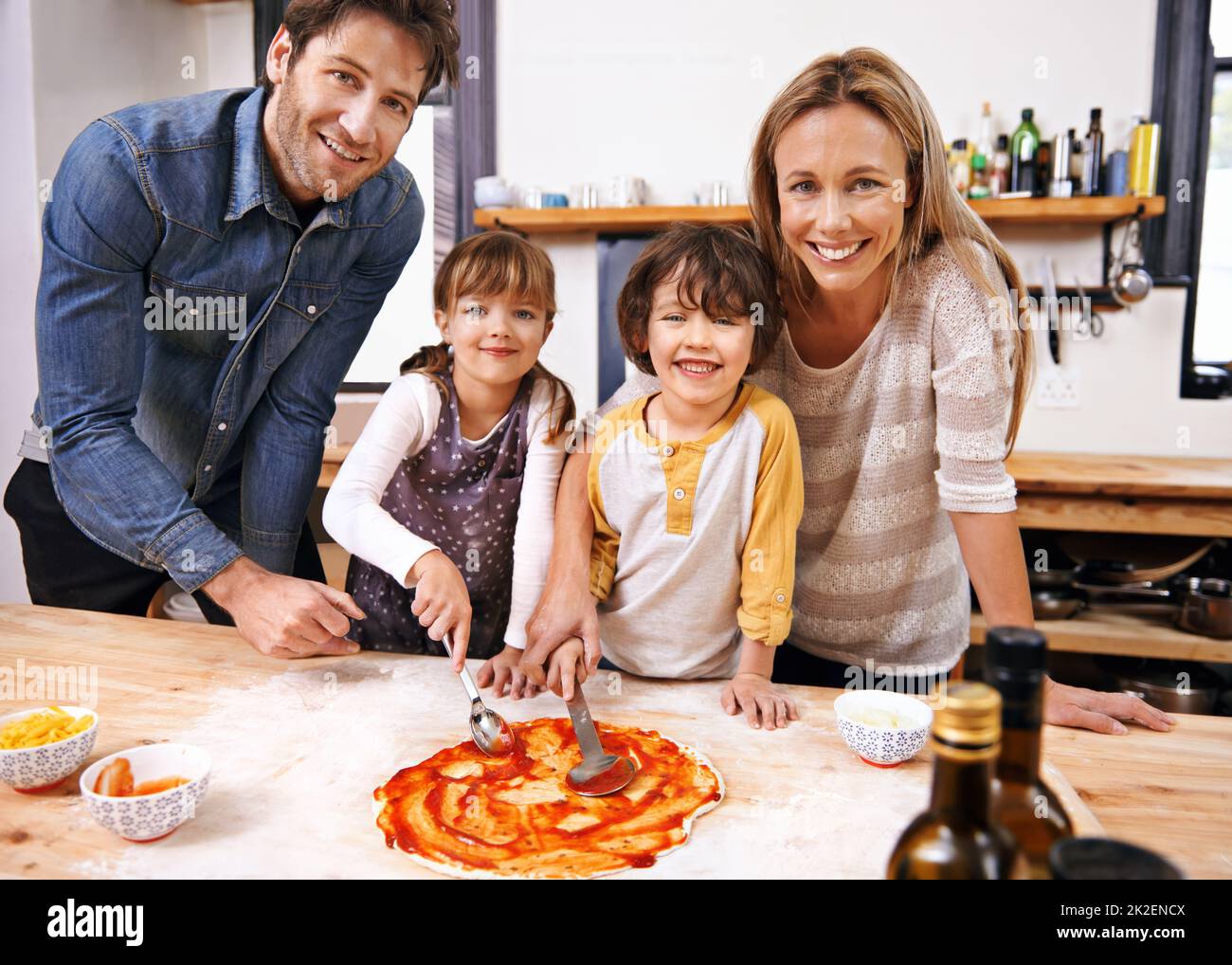 Wir machen immer unsere eigene Pizza. Eine Familie, die zu Hause