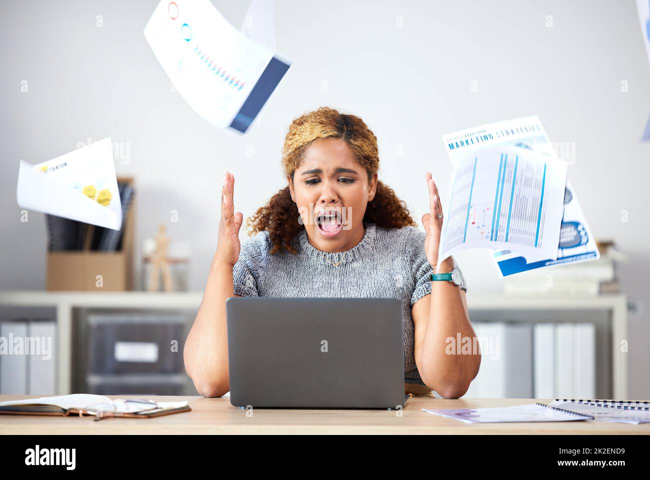 Stress, wütend und traurig Finanzmanager werfen Dokumente, Papier und Papierkram, während auf dem Laptop. Depression, frustriert oder schreiend schwarze Frau machen Stockfoto