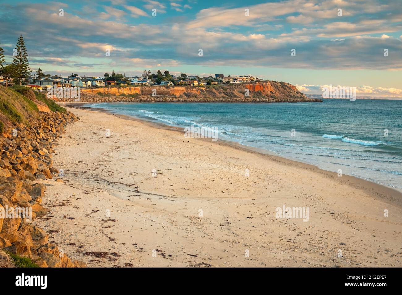 Malerischer Blick auf die Küste von Christies Beach bei Sonnenuntergang, Onkaparinga, Südaustralien Stockfoto