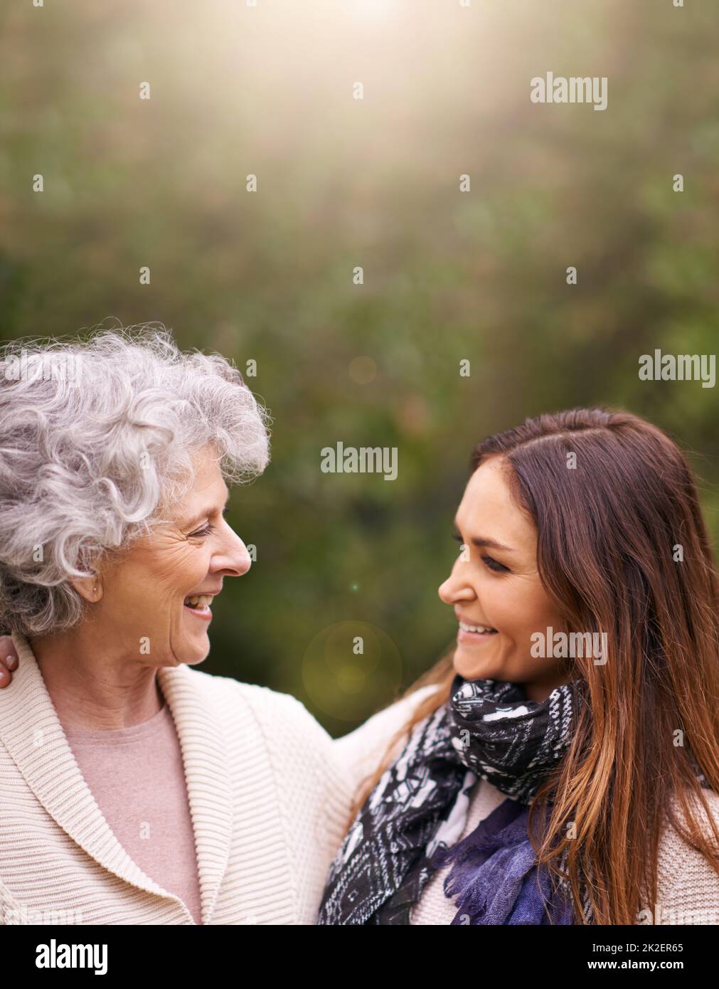 Ich hole meine Mutter auf. Aufnahme einer attraktiven Frau und ihrer älteren Mutter, die sich draußen unterhalten. Stockfoto