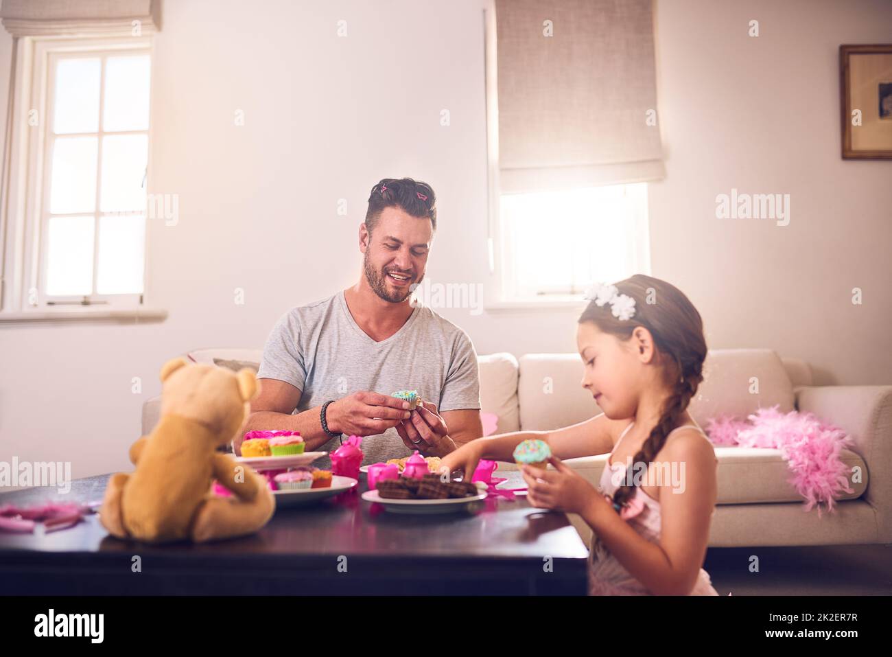 Papa wird alles tun, damit sie sich wie eine Prinzessin fühlt. Aufnahme eines Vaters und seiner kleinen Tochter, die zu Hause eine Teeparty machen. Stockfoto