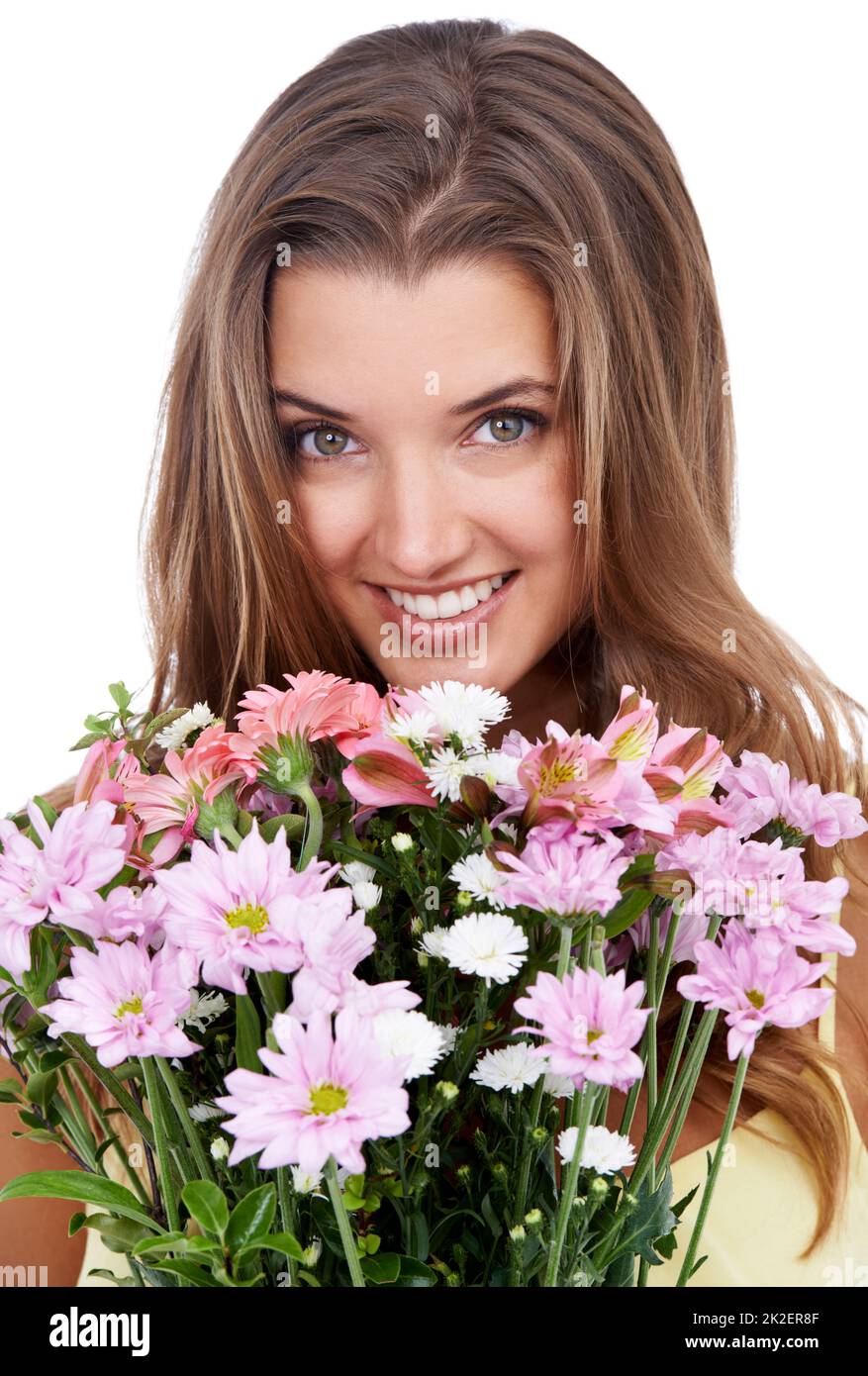 Fast so schön wie sie Studioaufnahme einer attraktiven Frau mit einem Blumenstrauß. Stockfoto
