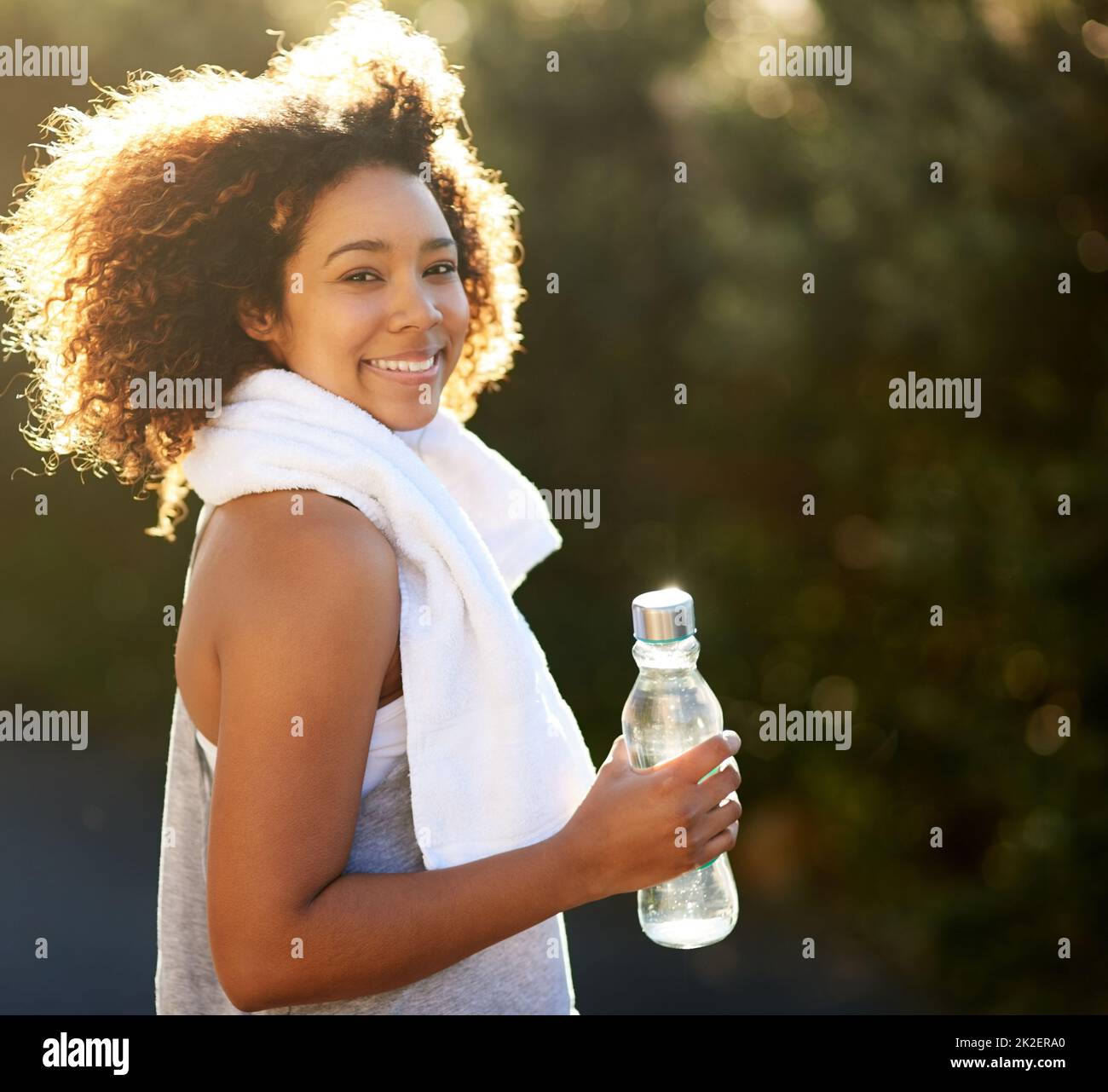 Bleib hydratisiert. Bleiben Sie gesund. Porträt einer attraktiven jungen Frau, die während ihres Trainings einen Drink bekommt. Stockfoto