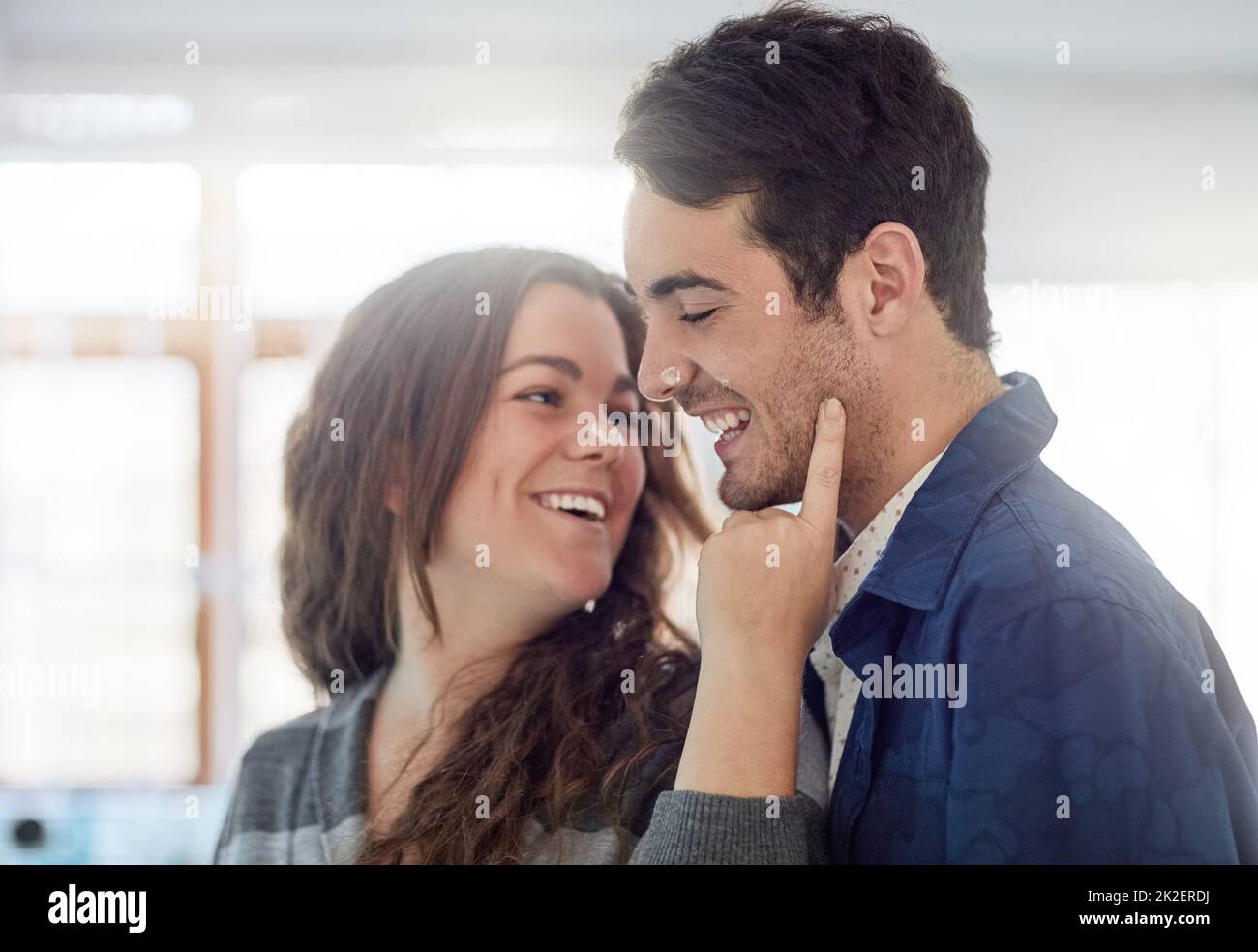 Habe ich etwas auf der Nase. Aufnahme eines jungen Paares, das sich in der Küche amüsieren und sich zu Hause entspannen kann. Stockfoto