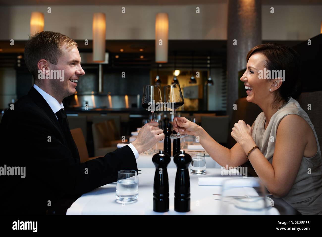 Wir feiern einen besonderen Anlass. Eine kurze Aufnahme eines Paares, das in einem Restaurant zu Abend gegessen hat. Stockfoto