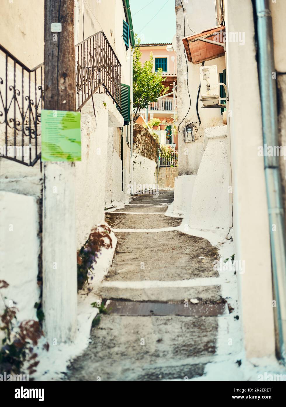 Betreten Sie ein rustikales Dorf. Aufnahme von Stufen zwischen Gebäuden in einer alten, fremden Stadt. Stockfoto