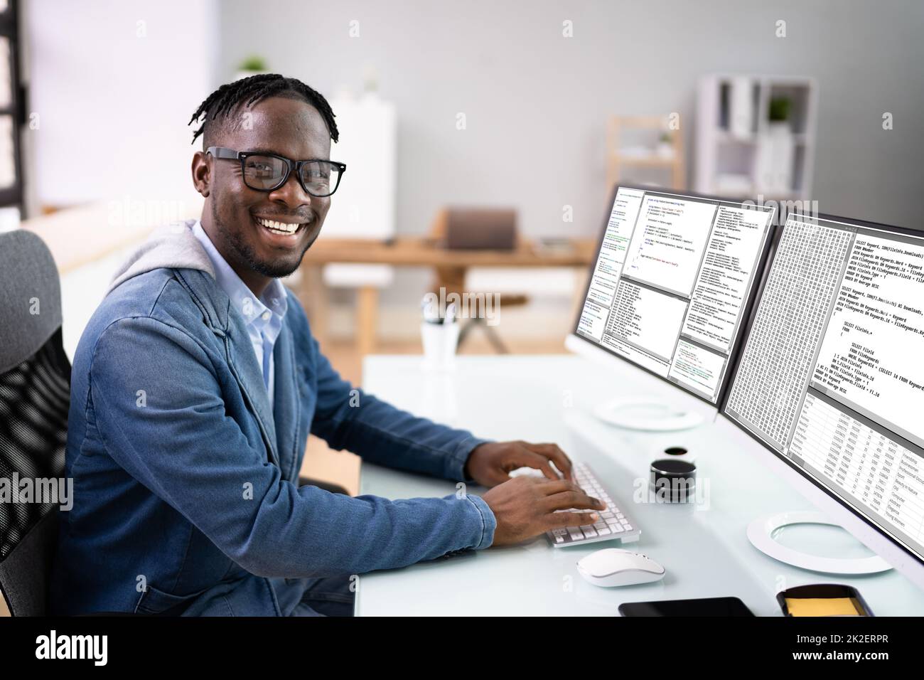Entwicklerprogrammierersoftware Man Coding Software Stockfoto