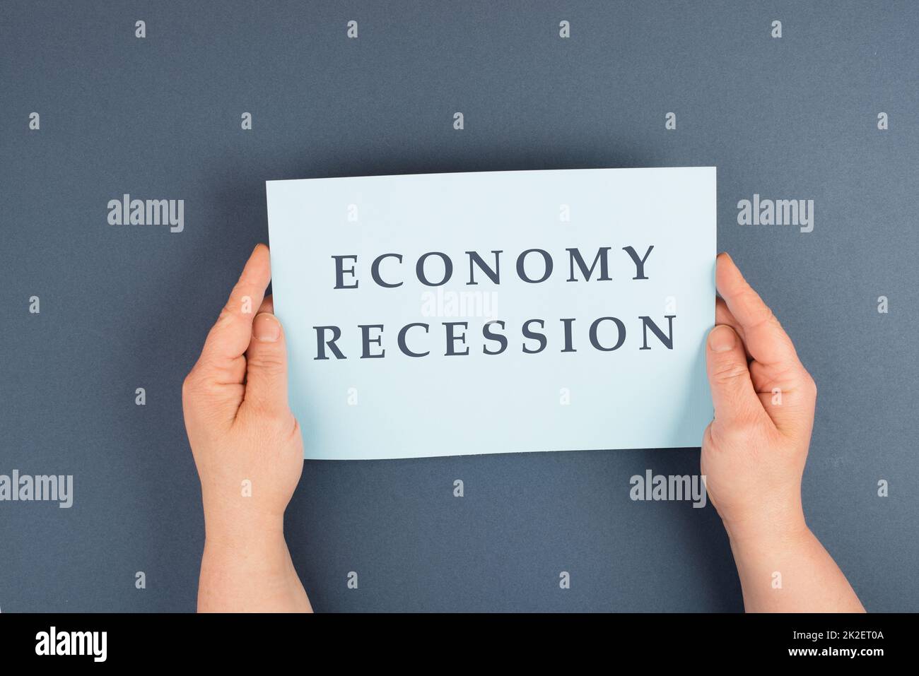 Die Worte Rezession in der Wirtschaft stehen auf dem Papier, Inflation und finanzieller Crash aufgrund von Pandemie, Aktienmarkt und politischen Problemen Stockfoto