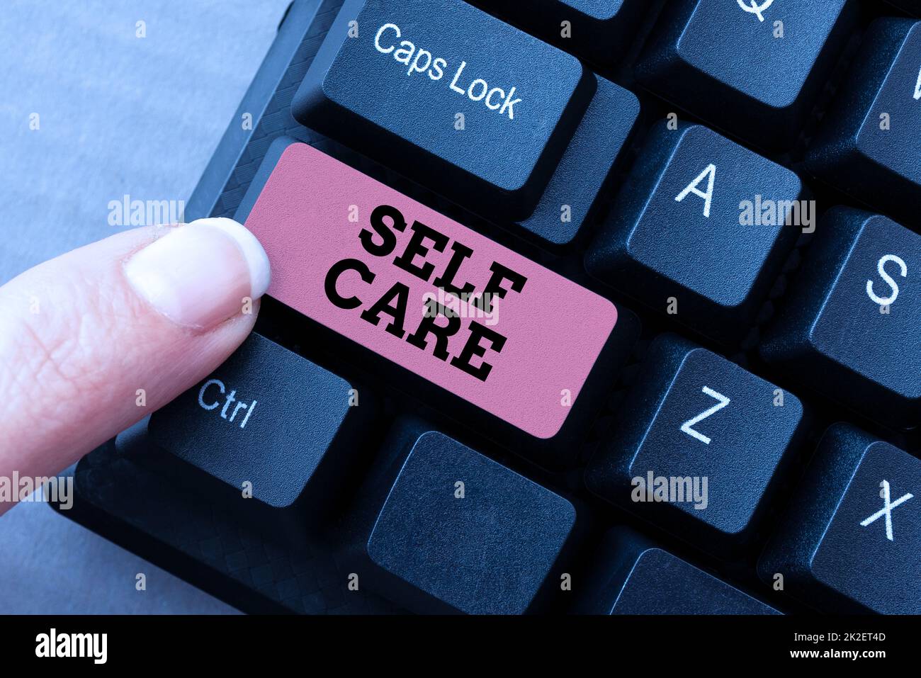 Inspiration mit Schild „Self Care“. Schutz von Geschäftsideen Sie geben sich selbst individuelle Kontrolle Überprüfung Abstract Tippen von Online-Einladungsschreiben, Korrigieren des Textverarbeitungsprogramms Stockfoto