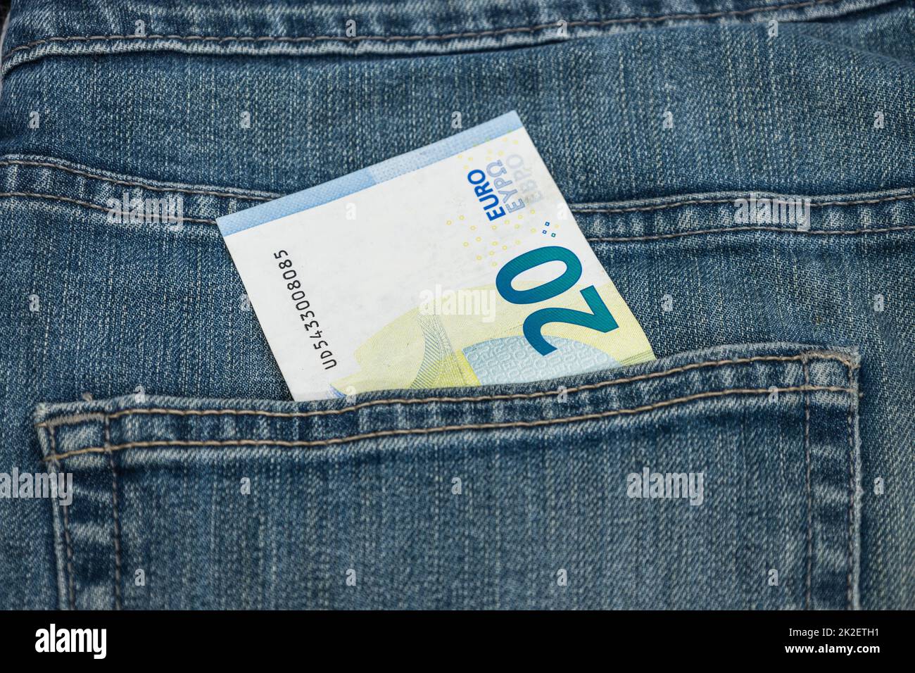 Geld in der Tasche. 20-Euro-Note in der Tasche der blauen Jeans Stockfoto