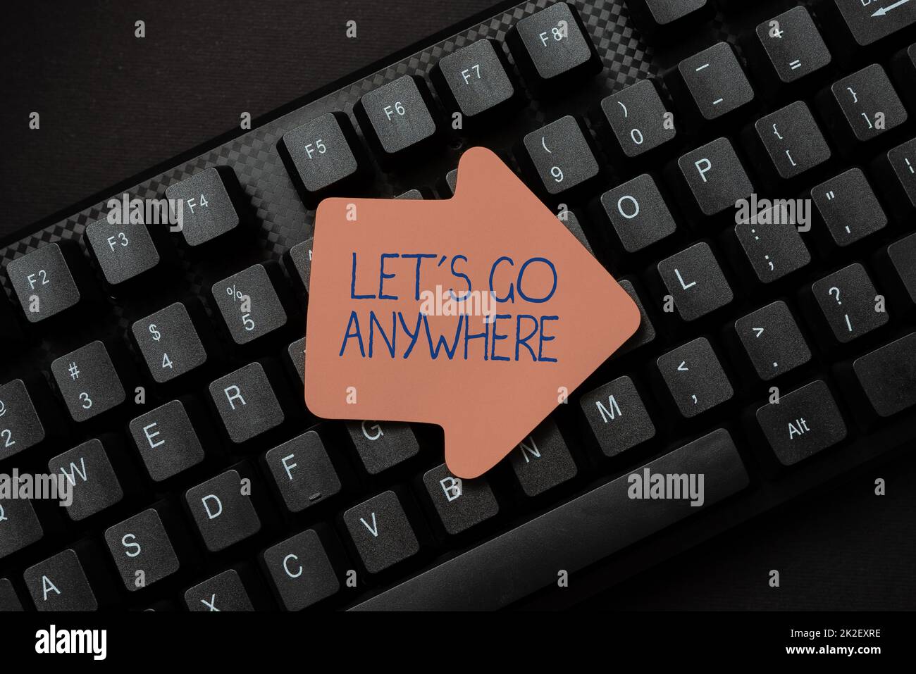 Die konzeptionelle Darstellung macht es möglich, überall hinzugehen. Internetkonzept Besuchen Sie neue Orte, um Fremde zu treffen, sich zu entspannen und neue Ideen für Bildschirmtitel zu erstellen, indem Sie Play Script Concepts eingeben Stockfoto
