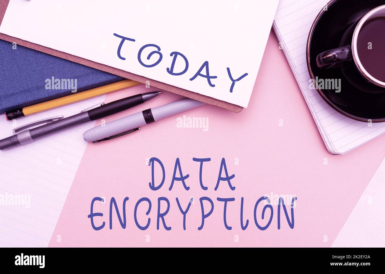 Datenverschlüsselung mit konzeptionellen Beschriftungen. Geschäftskonzept Symmetrickey-Algorithmus für die Verschlüsselung elektronischer Daten Bürobedarf über Schreibtisch mit Tastatur und Brille und Kaffeetasse für die Arbeit Stockfoto