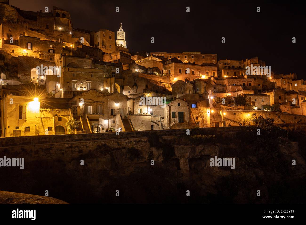 Nachtlandschaft des Sassi von Matera, ein historischer Stadtteil in der Stadt Matera, bekannt für ihre uralten Höhlenwohnungen. Basilikata. Italien Stockfoto
