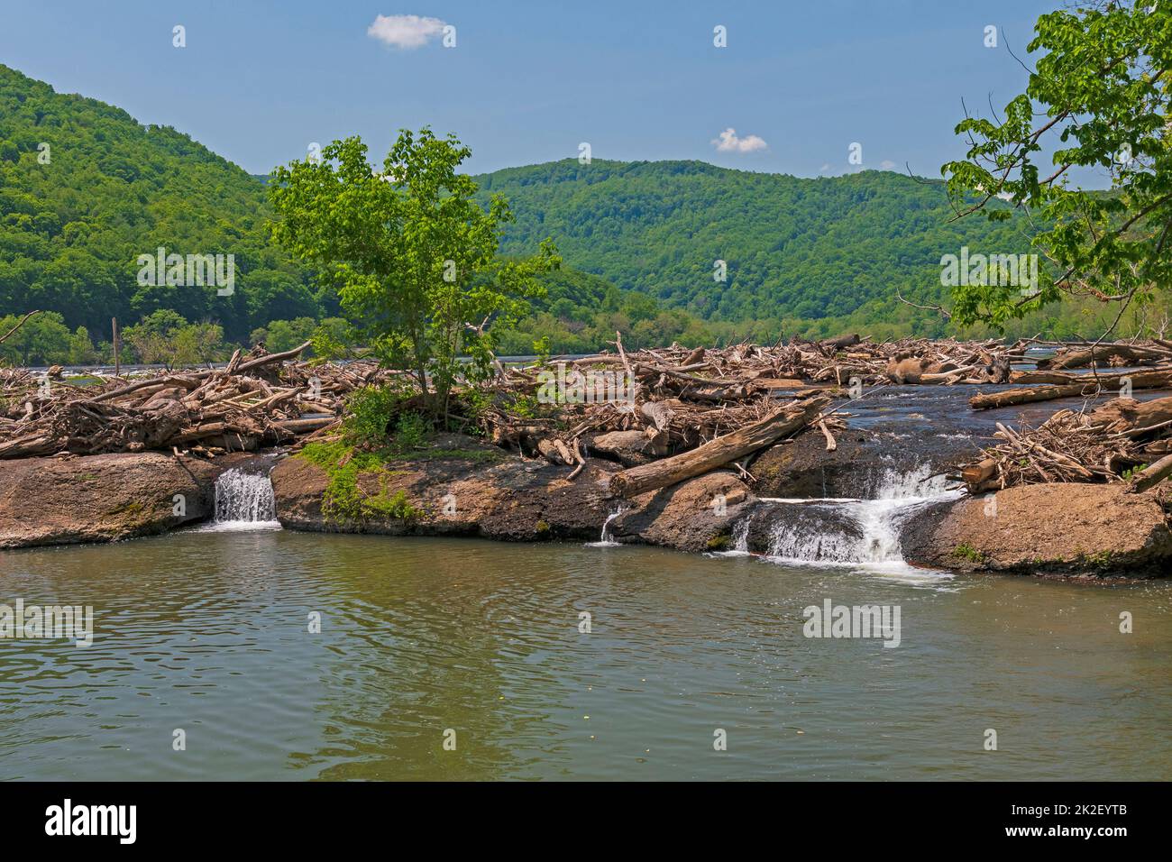Green Hills über einem Appalachian River Stockfoto