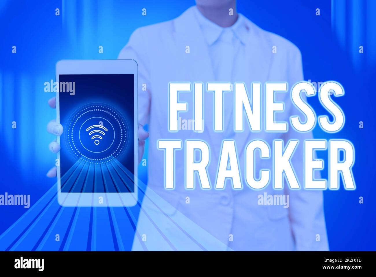 Handgeschriebenes Schild Fitness Tracker. Business-Ideengerät, das die tägliche körperliche Aktivität einer Person aufzeichnet Lady drückt Bildschirm des Mobiltelefons mit futuristischer Technologie Stockfoto