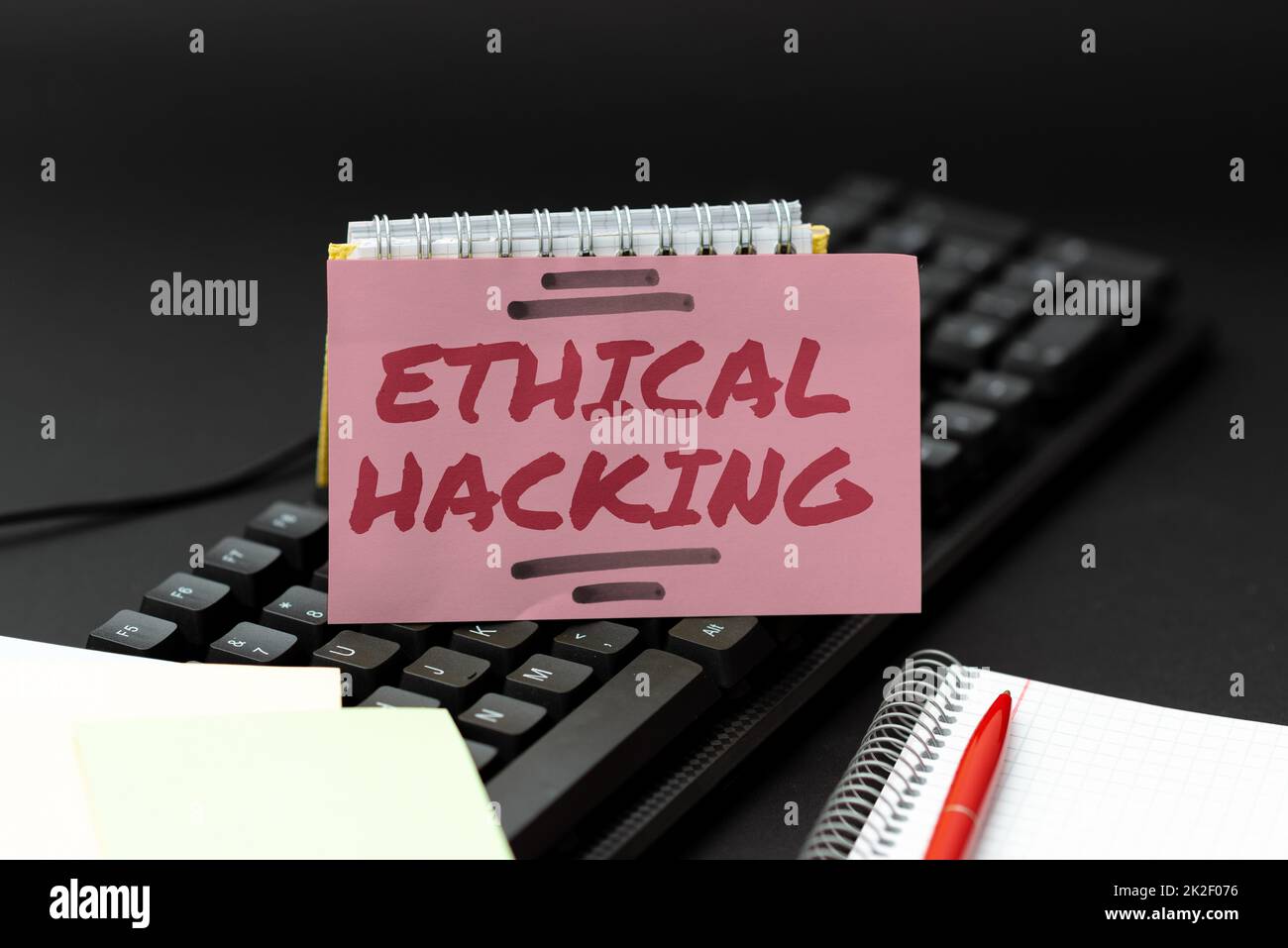 Schild mit ethischem Hacking. Internet-Konzept ein legaler Versuch, ein Netzwerk für Penetrationstests zu knacken Online-Website-Informationen eingeben, bearbeiten und aktualisieren eBook-Inhalte Stockfoto