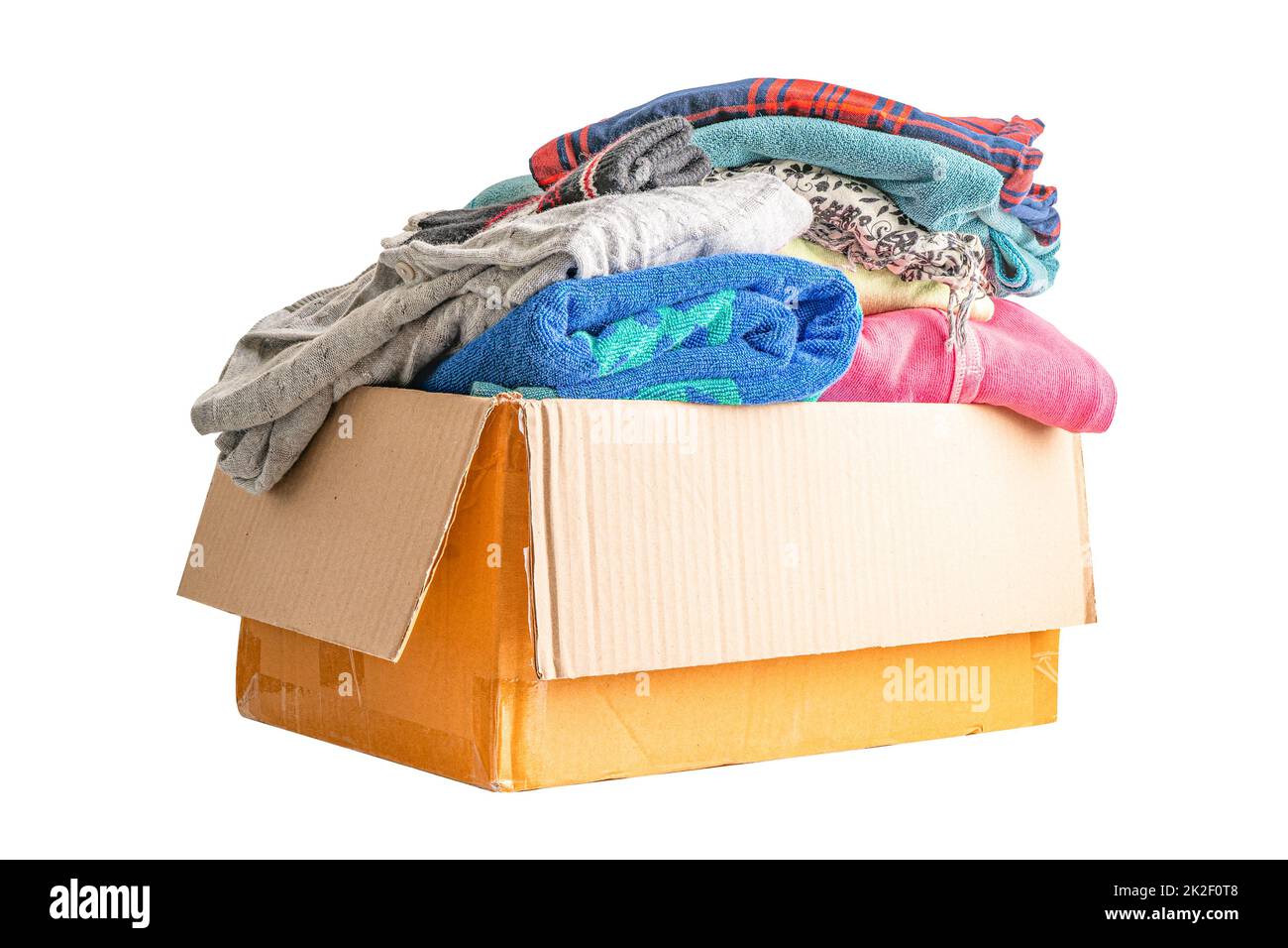 Spendenbox mit gebrauchter Kleidung isoliert auf weißem Hintergrund mit Abschneideweg, um Hilfe für arme Menschen in der Welt zu unterstützen. Stockfoto