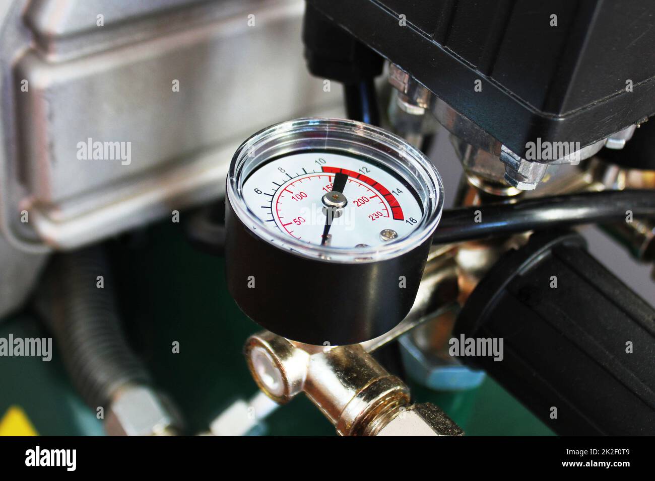 Mechanische Druckmessgeräte. Traditionelle Instrumente für die Messung von Druck. Stockfoto