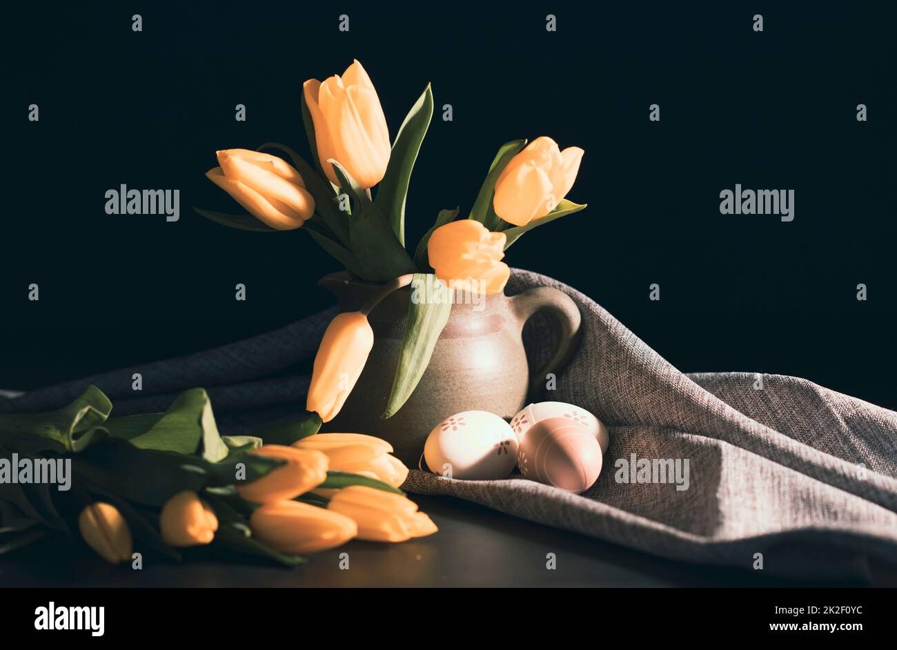 Osterweihnachtskomposition auf Holztisch mit altem Hintergrund Stockfoto